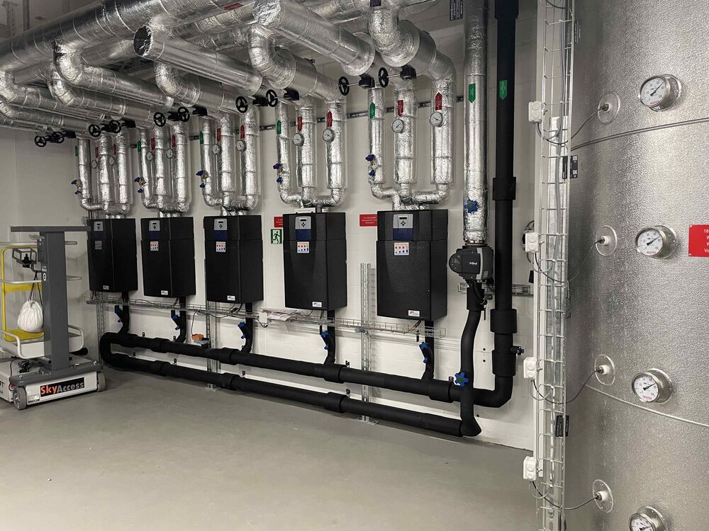 Pufferspeicher und 5 Frischwasserstationen für Trinkwarmwasser, Fabrikat BMS-Energietechnik AG. (Foto: Peter Warthmann)